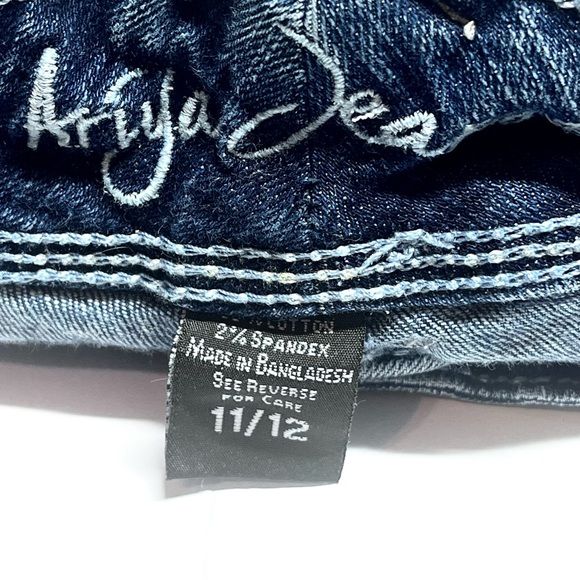 Ariya Jeans 5 pocket denim cutoff shorts. Juniors Size 11/12 - Picture 3 of 7